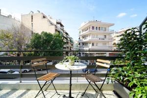 雅典的住宿－Odyssey Residence，阳台配有桌椅。