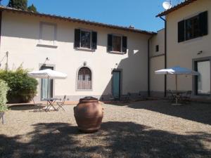 a large vase sitting in front of a building at Il Palagetto in Bagno a Ripoli