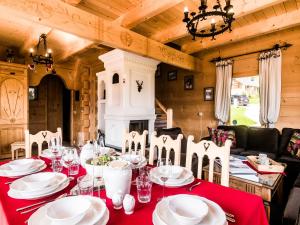 Część wypoczynkowa w obiekcie TatryTop Osada Luxury Chalets Kościelisko