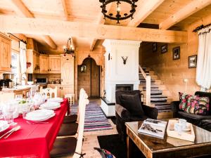 Część wypoczynkowa w obiekcie TatryTop Osada Luxury Chalets Kościelisko