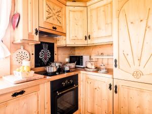 Kuchnia lub aneks kuchenny w obiekcie TatryTop Osada Luxury Chalets Kościelisko