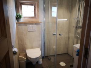 Kylpyhuone majoituspaikassa Trollveggen Camping
