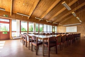 une salle de conférence avec une grande table et des chaises dans l'établissement Halens Camping och Stugby, à Olofström