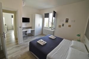 ein Schlafzimmer mit einem Bett, auf dem zwei Handtücher liegen in der Unterkunft Bianca Room & Breakfast in Bologna
