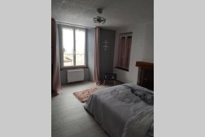 מיטה או מיטות בחדר ב-Joli appartement à Murat proche du Lioran Cantal