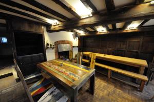 um quarto com uma mesa de madeira e bancos em The Marlborough em Marlborough