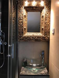 uma casa de banho com um lavatório e um espelho em Apartment PALOMA em Madri