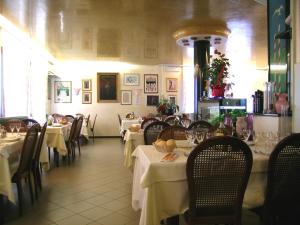 a dining room with tables and chairs in a restaurant at Hotel Da Vito in Campagna Lupia