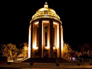 a large building with lights on it at night at Mansarda Diaz con terrazza a 10 min da Ortigia in Syracuse