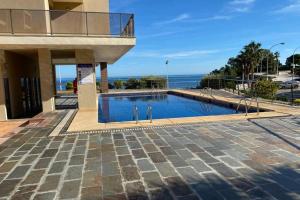 basen w budynku z oceanem w tle w obiekcie PRIVILEGIO SANTA CLARA 4A w mieście Calpe