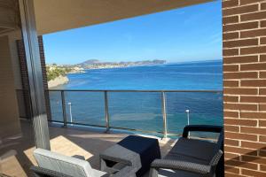 balkon z krzesłami i widokiem na ocean w obiekcie PRIVILEGIO SANTA CLARA 4A w mieście Calpe