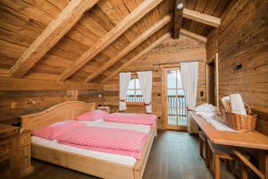 Ліжко або ліжка в номері Glinzhof Mountain Natur Resort Agriturismo
