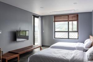 Postel nebo postele na pokoji v ubytování Interlaken Stay