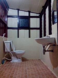 Ett badrum på Baan Kong Homestay