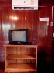 Una televisión o centro de entretenimiento en Baan Kong Homestay