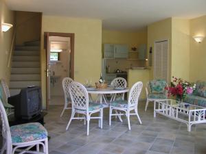 sala de estar con mesa y sillas y cocina en Villaggio Turistico Riviera, en Cannobio