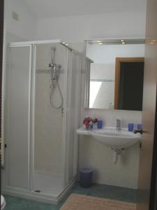 y baño con ducha y lavamanos. en Villaggio Turistico Riviera, en Cannobio