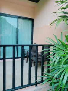 Balkón nebo terasa v ubytování Ice Kamala Beach Hotel