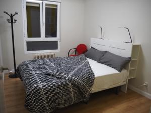 - une chambre avec un lit et une fenêtre dans l'établissement Apartamento El Ayuntamiento de Logroño, à Logroño