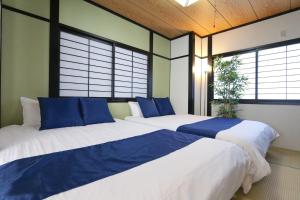 大阪市にあるLiz3 Guest House Liz Nakazakichoの2ベッド 2窓付きの部屋