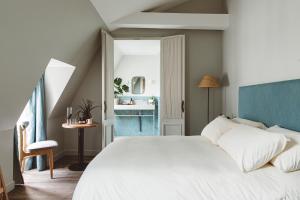 A bed or beds in a room at HOY Paris - Yoga Hotel