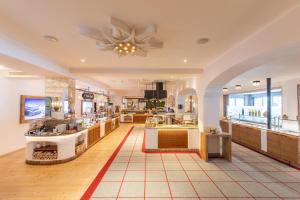 オーバータウエルンにあるSuperior Hotel Edelweissの大きなオープンフロアプランの広いキッチン