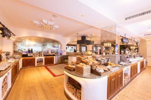 a large kitchen with aasteryasteryasteryasteryasteryasteryasteryasteryasteryasteryastery at Superior Hotel Edelweiss in Obertauern +53 photos