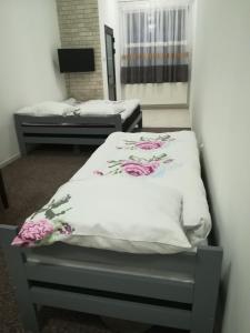 pokój z 2 łóżkami w pokoju w obiekcie Buko apartamenty w Uniejowie