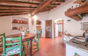 een keuken en eetkamer met een houten tafel en stoelen bij La Ginestra - Terrazza in Orciatico
