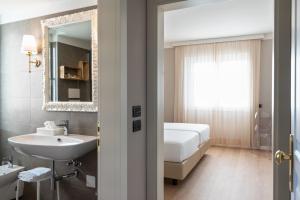 Postel nebo postele na pokoji v ubytování Hotel Leon d'Oro