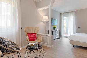 Postel nebo postele na pokoji v ubytování Hotel Leon d'Oro + 37 fotografií
