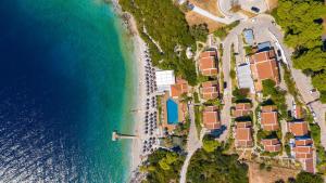 eine Luftansicht eines Resorts am Meer in der Unterkunft Adrina Beach Hotel in Panormos Skopelos