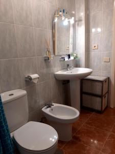 un bagno con un water e un lavandino di Casa Luz a Costa Calma Altre 32 foto