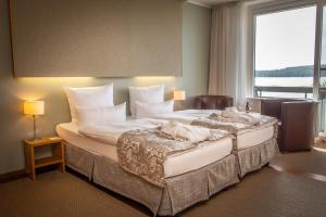 Ein Bett oder Betten in einem Zimmer der Unterkunft Seehotel Leoni