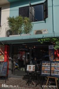 un restaurante con mesas frente a un edificio en Tang House, en Bangkok