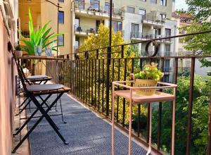 un balcón con una mesa con una maceta. en King Street Design Apartment for 12, en Budapest