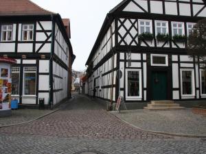 タンガーミュンデにあるTöpferhof 1の石畳の通りに建つ白黒の建物2棟
