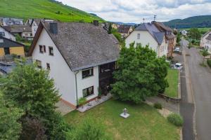 eine Luftansicht eines weißen Hauses in einer kleinen Stadt in der Unterkunft Moselhaus in Zeltingen-Rachtig