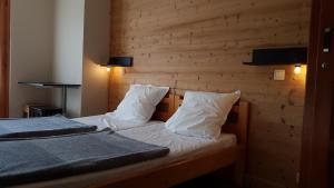 Saint-Nicolas-la-ChapelleにあるChalet la Sourceの木製の壁のベッドルーム1室(ベッド1台付)