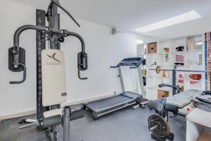una habitación con un gimnasio con cinta de correr en Estudio Cardón, en Arona