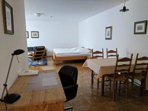 Apparthaus Arosa في إيسن: غرفة معيشة مع طاولة وسرير