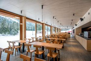 Campra Alpine Lodge & Spa tesisinde bir restoran veya yemek mekanı