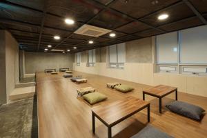 Habitación grande con mesas y bancos. en Slow Stay DA en Seúl