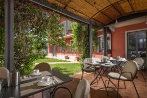 un grupo de mesas y sillas en un patio en Cascina Meriame, en Serralunga d'Alba