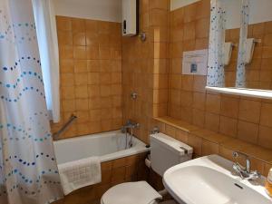 Apparthaus Arosa في إيسن: حمام مع مرحاض ومغسلة وحوض استحمام
