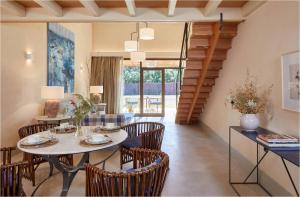 a dining room with a table and chairs at Trafalgar Polo Club in El Palmar