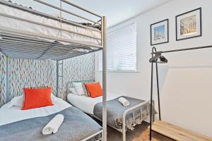 Katil atau katil-katil dalam bilik di Brighton's Best Big House 1 - By My Getaways