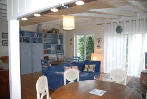 - un salon avec un canapé bleu et une table dans l'établissement Maison MAHECO, à Gujan-Mestras