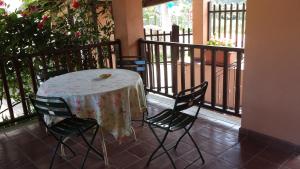 un tavolo e sedie seduti su un balcone di B&B il Baciass a Pinerolo