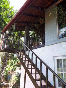 una escalera que conduce a un porche de una casa en Paradise Cottage Kandy, en Kandy